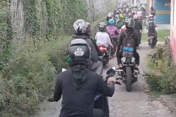Polisi Tutup Total Jalan Pantura Weru Cirebon, Ribuan Pemudik yang Diputar Balik Cari Jalur Tikus