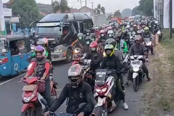 Polisi Tutup Total Jalan Pantura Weru Cirebon, Ribuan Pemudik yang Diputar Balik Cari Jalur Tikus