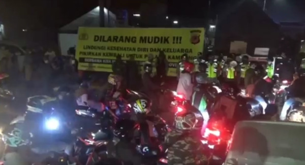 Ribuan Pemotor Nekat Mudik Tertahan Penyekatan Petugas, Jalur Pantura Macet 5 Km