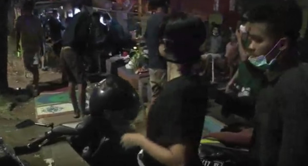 Warga Panik dan Kocar-kacir Tinggalkan Lokasi Nongkrong saat Tim Satgas COVID-19 Datang