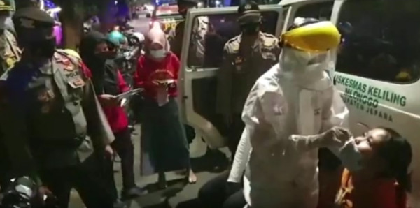 Warga Panik dan Kocar-kacir Tinggalkan Lokasi Nongkrong saat Tim Satgas COVID-19 Datang