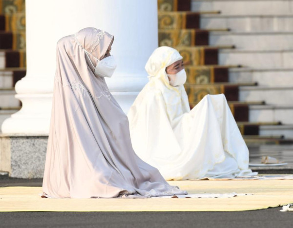 Prokes Ketat, Presiden Jokowi dan Ibu Negara Salat Ied Halaman Istana Kepresidenan Bogor