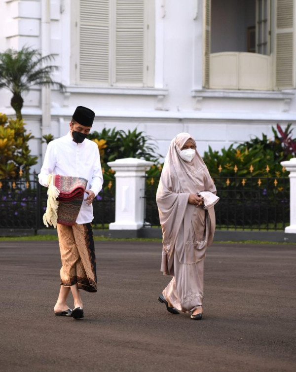 Prokes Ketat, Presiden Jokowi dan Ibu Negara Salat Ied Halaman Istana Kepresidenan Bogor