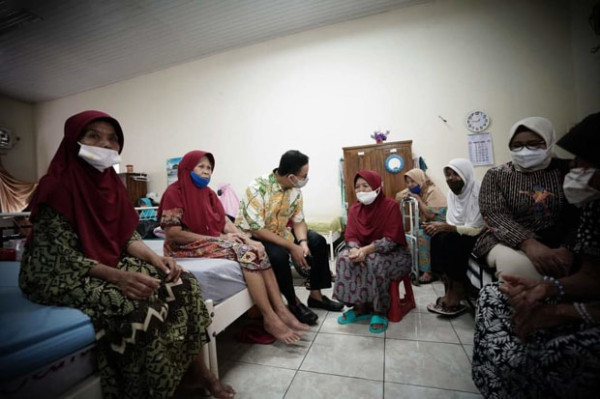 Penghujung Ramadhan, Anies dan Istri Kunjungi Anak Yatim dan Lansia di Panti Sosial