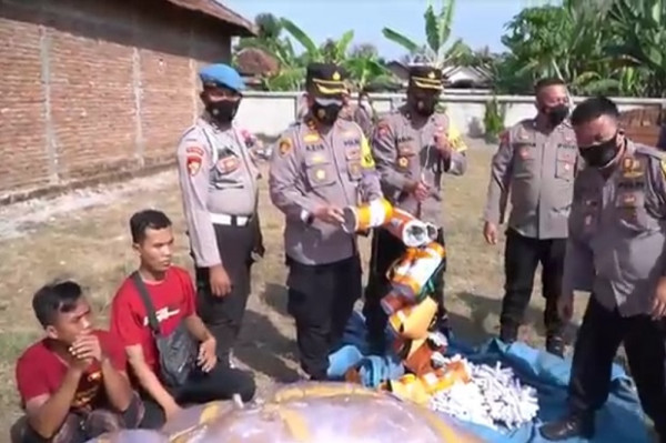 Kapolres Ponorogo Kejar dan Turunkan Balon Udara Berukuran 20 Meter