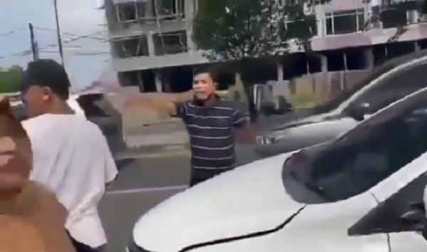 Viral Keributan di Hari Lebaran, Pengendara Sedan Stop Mobil Tim Rumah Makan Gratis di Cibubur