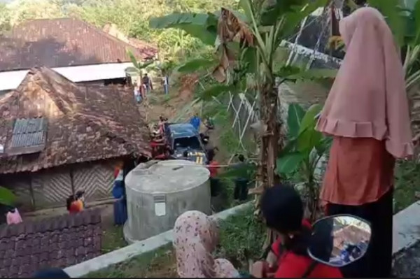 Patroli di Jalur Gelap, Mobil Polsek Gendangsari Terjun ke Jurang Sedalam 12 Meter