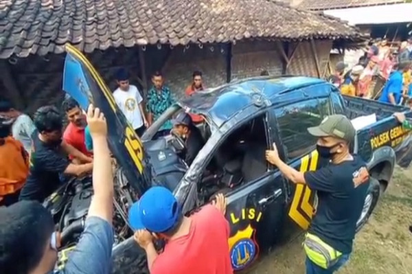 Patroli di Jalur Gelap, Mobil Polsek Gendangsari Terjun ke Jurang Sedalam 12 Meter