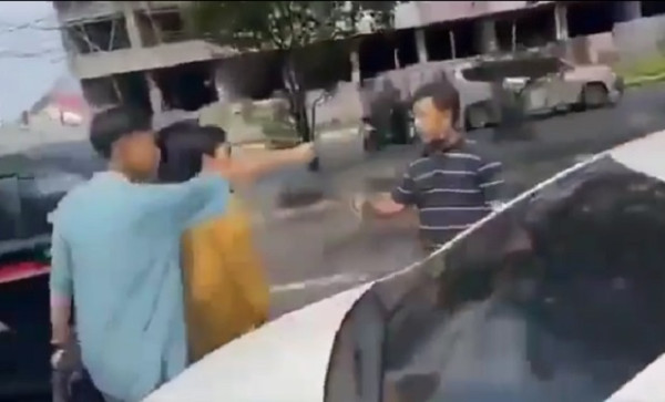 Viral Keributan di Hari Lebaran, Pengendara Sedan Stop Mobil Tim Rumah Makan Gratis di Cibubur