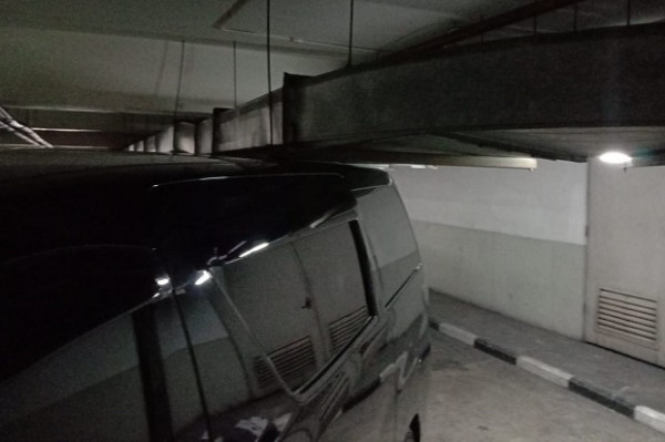 Mobil Alphard Tersangkut di Parkiran Mall Central Park, Kok Bisa?