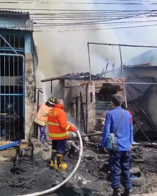 Masih Suasana Lebaran, 2 Rumah dan 3 Ruko di Bekasi Ludes Terbakar