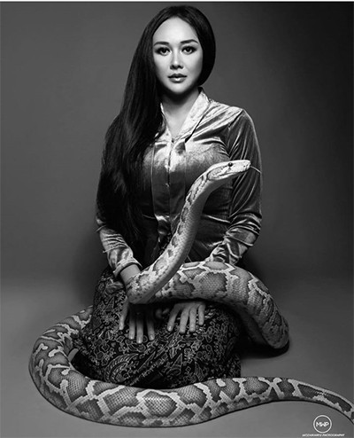 Tampil Beda, Aura Kasih Unggah Foto bareng Ular