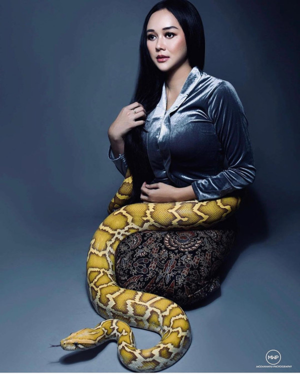 3 Potret Cantik Aura Kasih bareng Ular