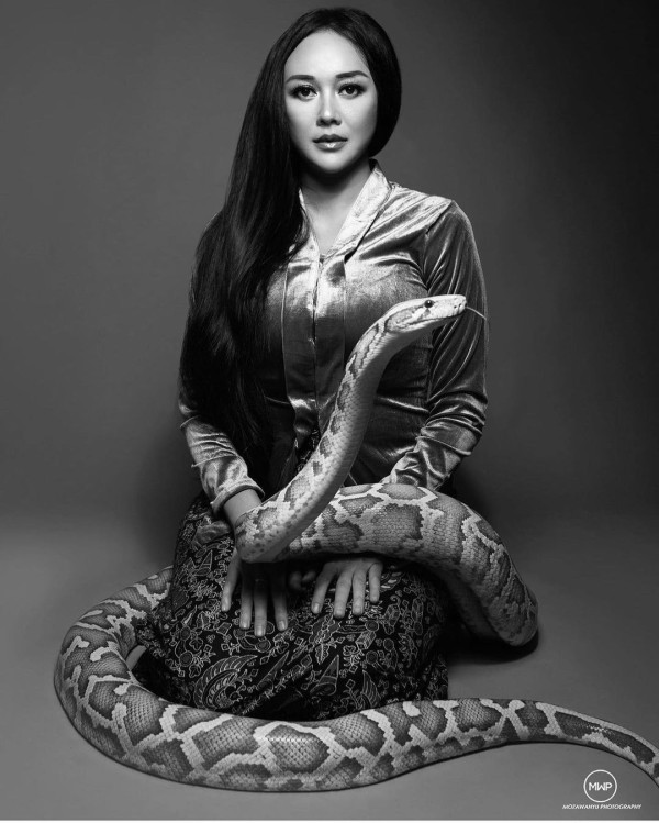 3 Potret Cantik Aura Kasih bareng Ular