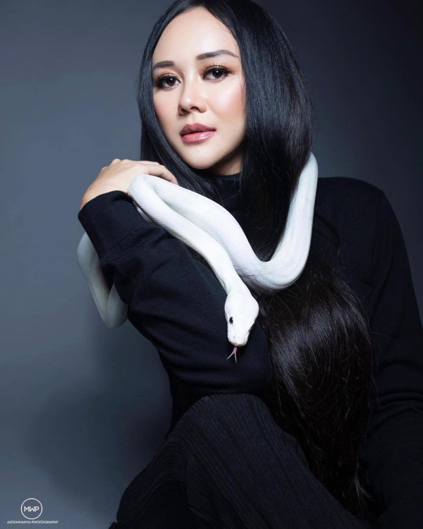 3 Potret Cantik Aura Kasih bareng Ular