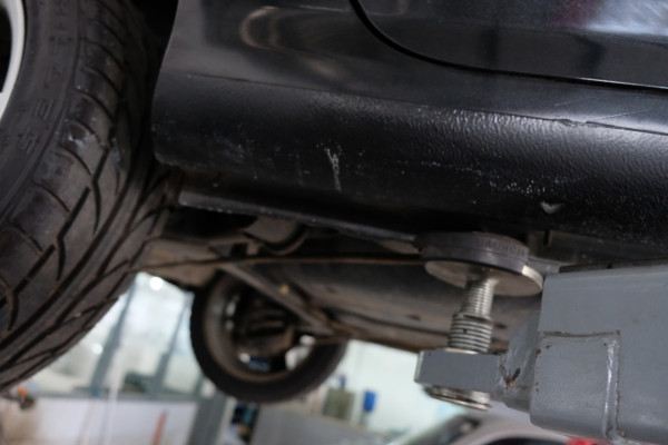 Ingin Dongkrak Mobil Saat Ganti Ban, Ikuti Langkah Ini Biar Aman