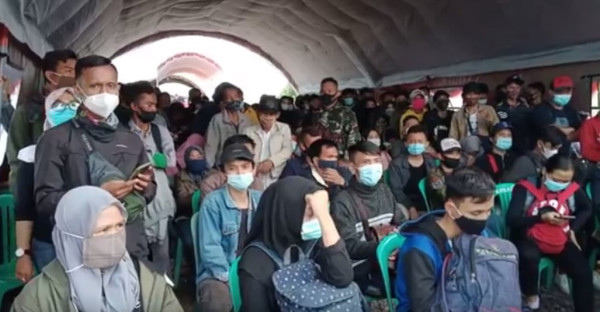 Ribuan Pemudik Berkerumun di Pelabuhan Bakauheni, Bupati Nanang Pertanyakan Pemeriksaan Daerah Asal