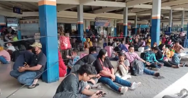 Ribuan Pemudik Berkerumun di Pelabuhan Bakauheni, Bupati Nanang Pertanyakan Pemeriksaan Daerah Asal