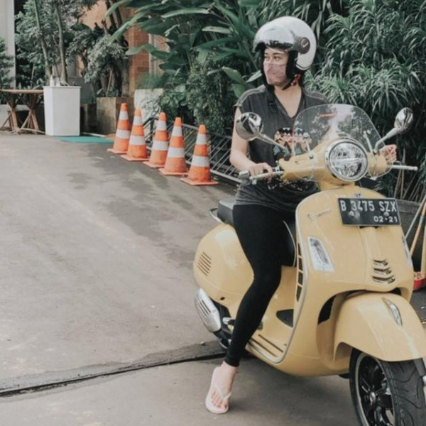 Bikin Gemes, Ini Gaya Aura Kasih Cs Saat Naik Vespa