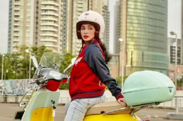 Bikin Gemes, Ini Gaya Aura Kasih Cs Saat Naik Vespa
