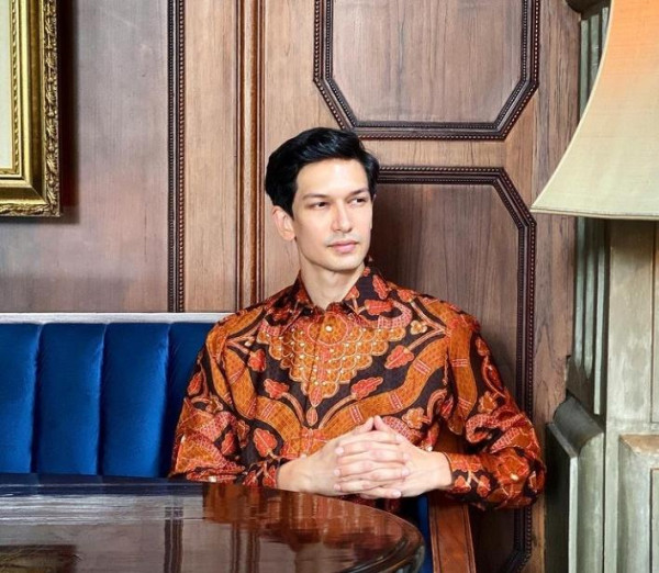 6 OOTD Dimas Beck dari Brand Fashion Ternama, Stylish Banget
