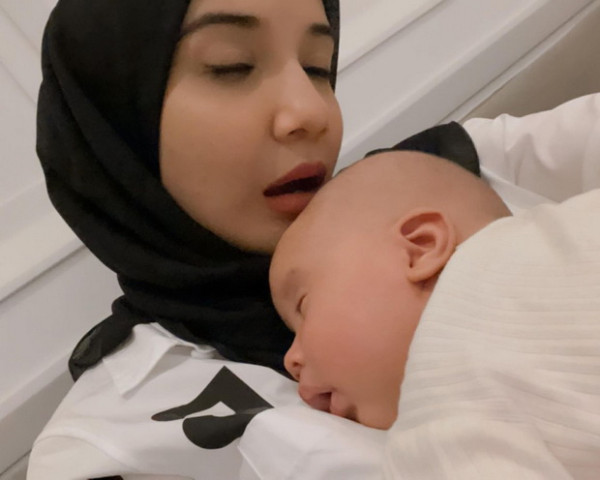 Beberapa Potret Kasih Sayang Zaskia Sungkar kepada Baby Ukkasya