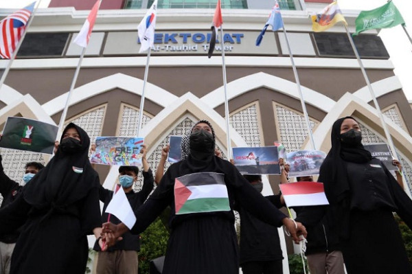 Gambarkan Kekejaman Israel, Mahasiswa Surabaya Gelar Teater Ibu Bumi Palestina