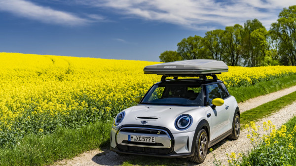 Jadi Mobil Camper, Mini Listrik Dilengkapi dengan Tenda Portable