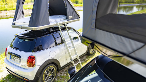 Jadi Mobil Camper, Mini Listrik Dilengkapi dengan Tenda Portable