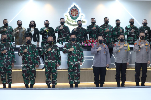 Tinjau Fasilitas Sesko TNI, Marsekal Hadi Tjahjanto Hibahkan Kendaraan Mini Bus