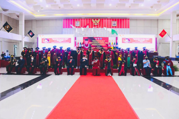 Jenderal TNI (Purn) Ryamizard Ryacudu Terima Gelar Doktor Honoris Causa dari Unhan