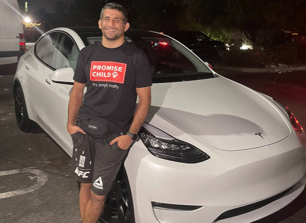Edan, Enam Bulan Inden Petarung UFC Minta Elon Musk Segera Kirim Mobil Tesla Miliknya