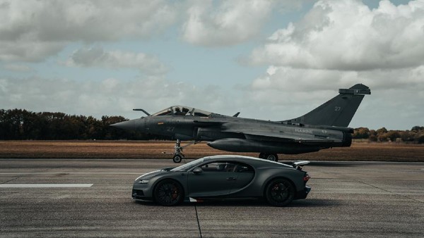 Keren, Bugatti Edisi Spesial Adu Kencang dengan Pesawat Jet Incaran Prabowo