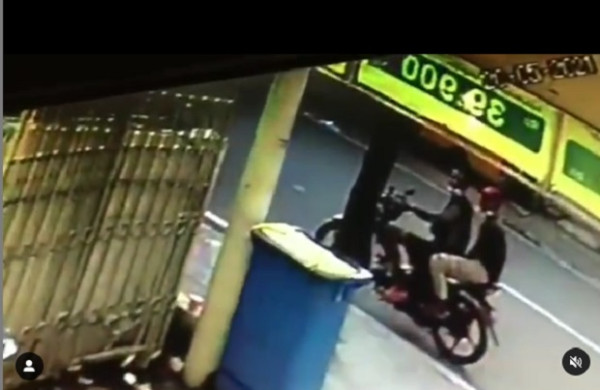 Dua Remaja Terekam CCTV saat Mencuri Sepeda di Minimarket Tanjung Duren