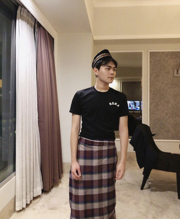 4 Potret Ganteng Aydin Moon, Adik Ayana Moon yang Mualaf