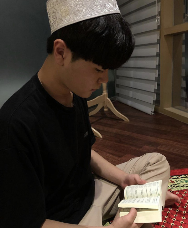 4 Potret Ganteng Aydin Moon, Adik Ayana Moon yang Mualaf
