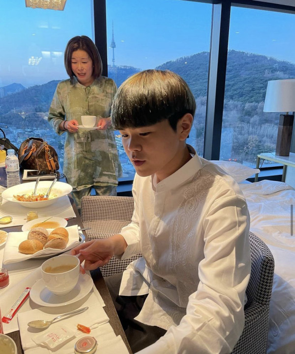 4 Potret Ganteng Aydin Moon, Adik Ayana Moon yang Mualaf