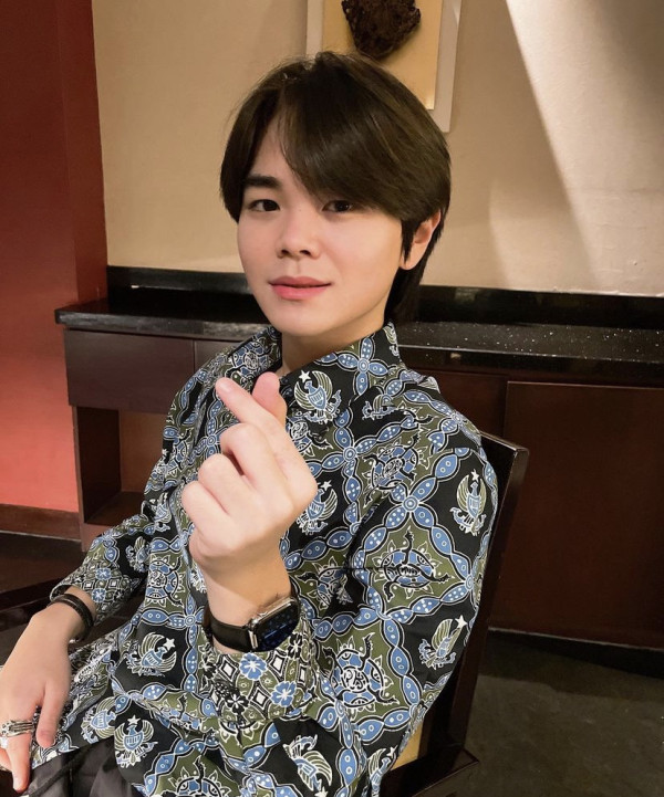 4 Potret Ganteng Aydin Moon, Adik Ayana Moon yang Mualaf