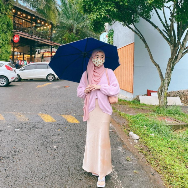 Simpel dan Menarik, Begini Padu Padan Gaya Hijab Larissa Chou