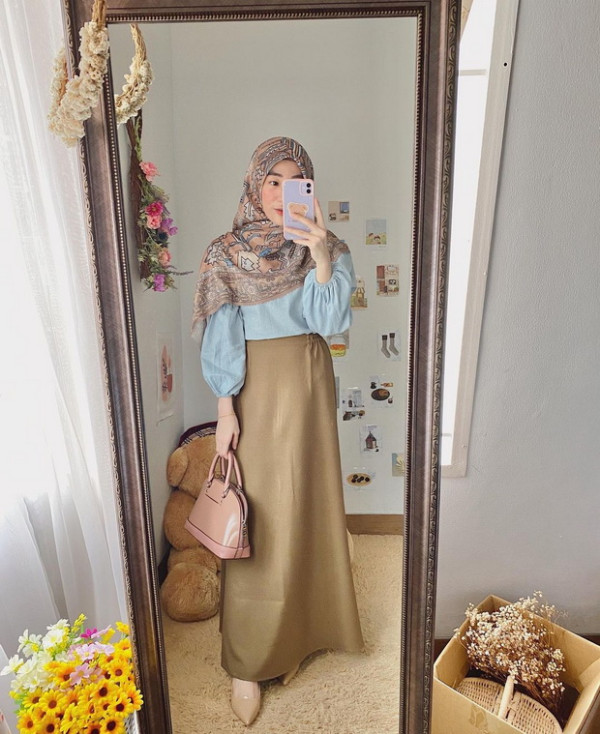 Simpel dan Menarik, Begini Padu Padan Gaya Hijab Larissa Chou