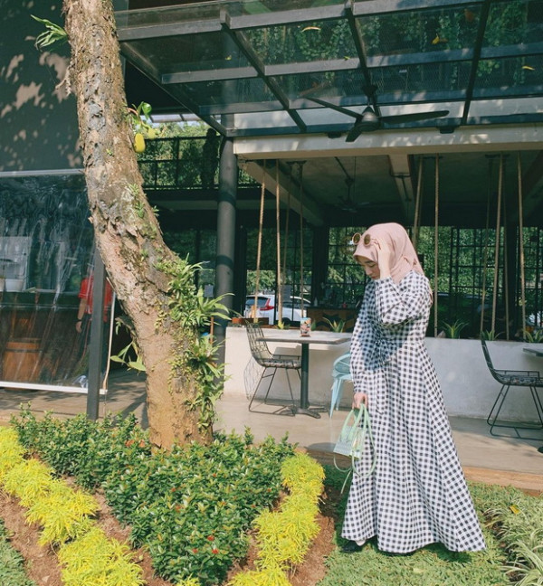 Simpel dan Menarik, Begini Padu Padan Gaya Hijab Larissa Chou