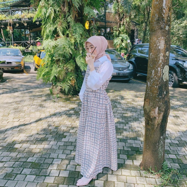 Simpel dan Menarik, Begini Padu Padan Gaya Hijab Larissa Chou