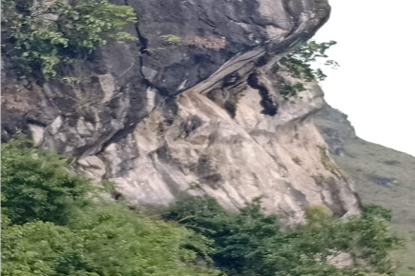 Batu Gantung dan Parapat, Objek Wisata Legenda di Danau Toba
