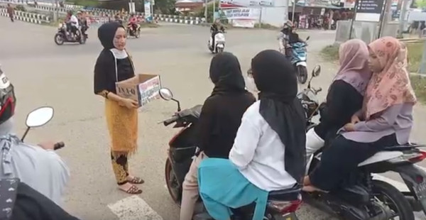 Gadis-gadis Cantik Aceh Rela Turun ke Jalan Galang Dana untuk Palestina