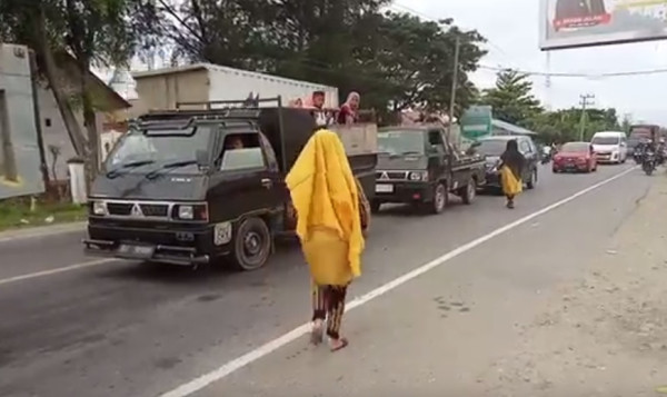 Gadis-gadis Cantik Aceh Rela Turun ke Jalan Galang Dana untuk Palestina