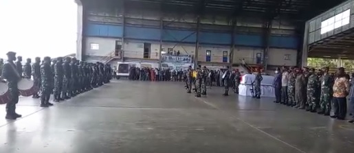 Tiba di Timika, Jenazah Wagub Papua Klemen Tinal Disambut Upacara Militer dan Tangis Haru