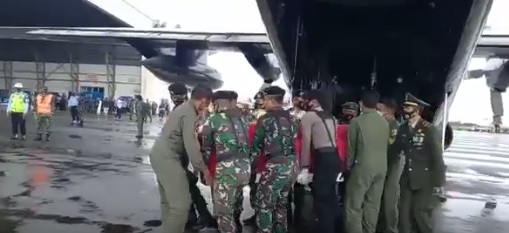 Tiba di Timika, Jenazah Wagub Papua Klemen Tinal Disambut Upacara Militer dan Tangis Haru