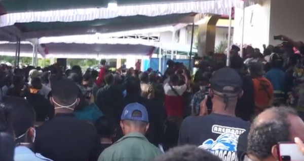 Tiba di Timika, Jenazah Wagub Papua Klemen Tinal Disambut Upacara Militer dan Tangis Haru