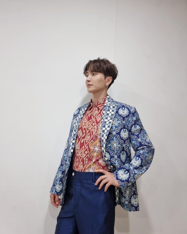 Pakai Batik Rancangan Ridwan Kamil, Leeteuk dan Yesung Super Junior Siap Kondangan