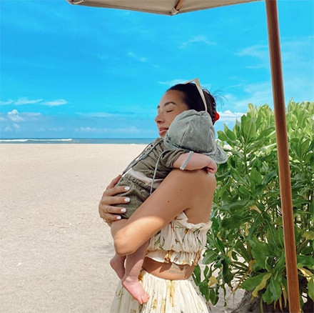 Body Goals! 4 Tampilan Seksi Jennifer Bachdim saat Momong Anak